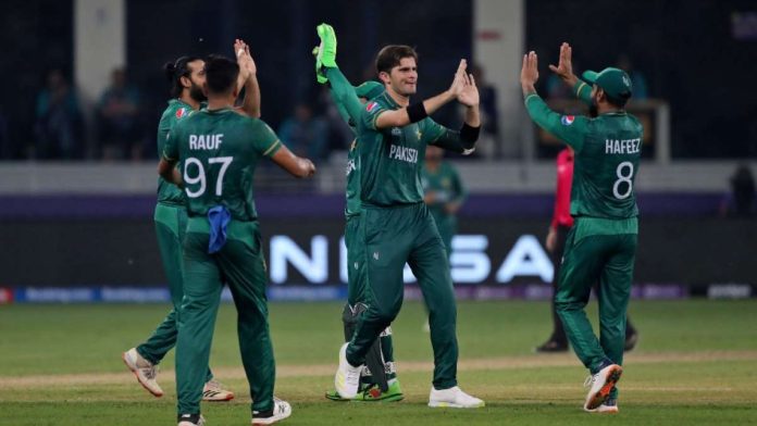 image showing pakistani players are celebrating after taking a wicket